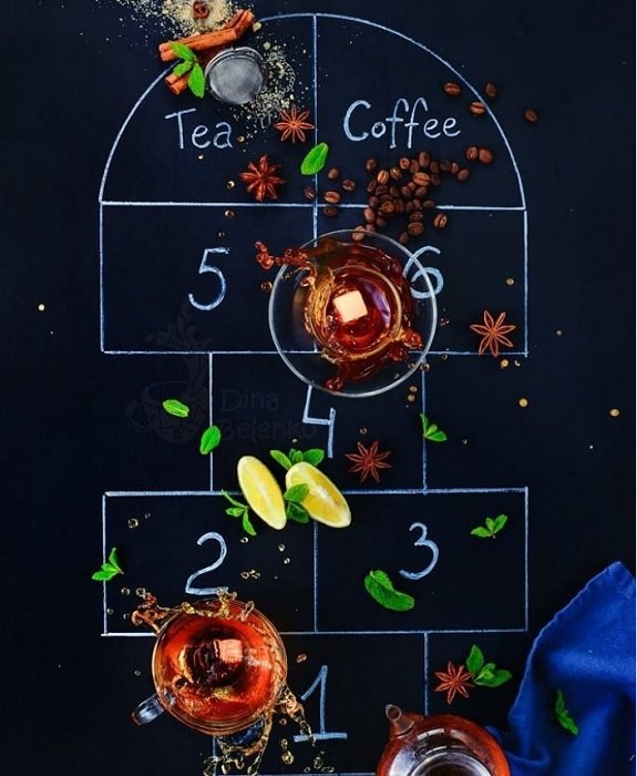 Exhibición creativa de té y café con una rayuela dibujada en una pizarra utilizada como accesorio de fotografía de alimentos
