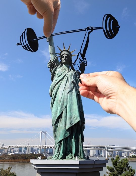 Ejemplo de perspectiva forzada creativa utilizando la estatua de la libertad
