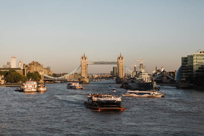 Fotografía de barcos en el río Támesis con el Puente de Londres al fondo
