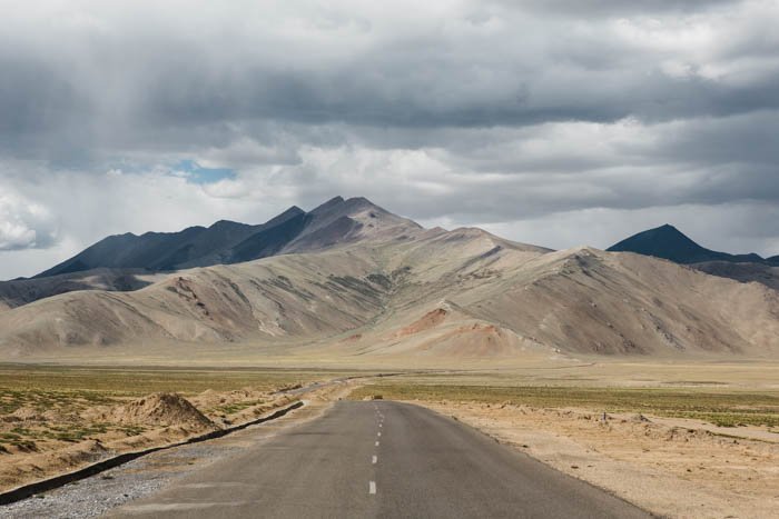 Foto de una carretera con montañas al fondo líneas principales