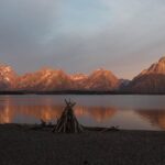 Fotografía paisajística de una chimenea en primer plano y montañas al fondo