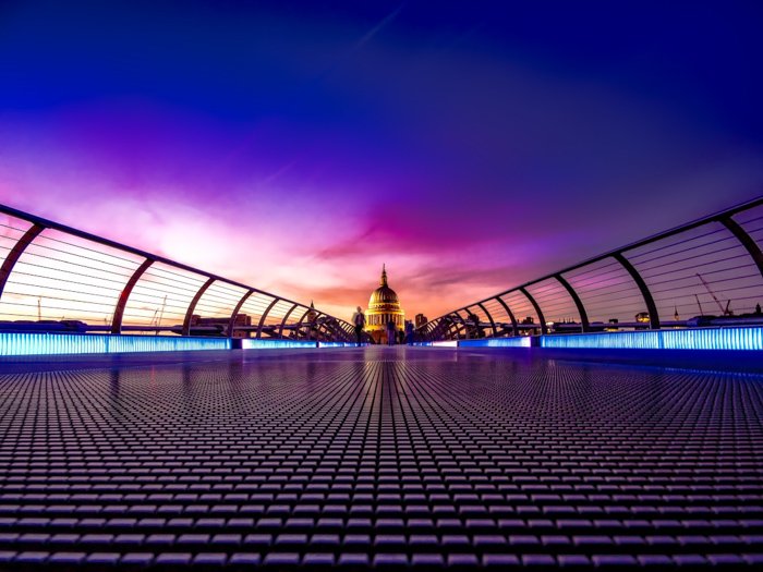 toma de colores brillantes de un puente de la ciudad al atardecer mejorada con software hdr gratuito