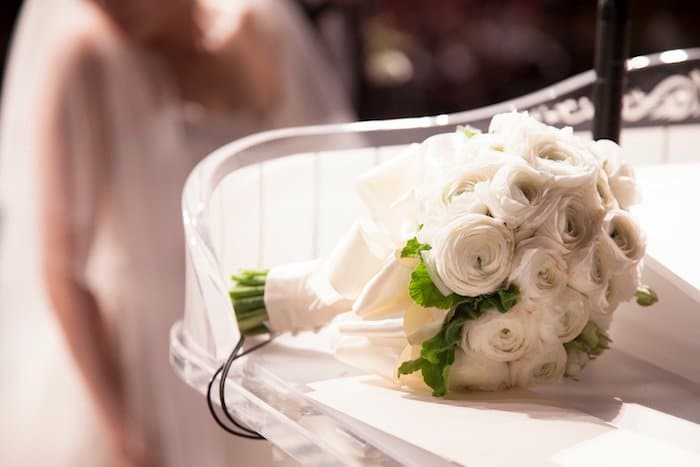Foto de un ramo de novia de rosas blancas.