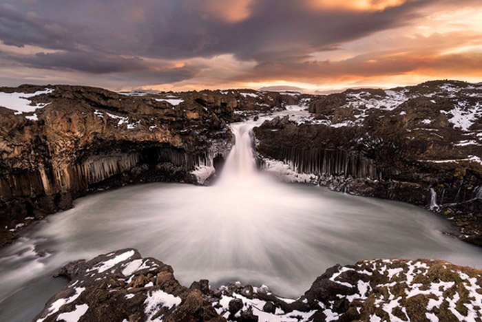 Una hermosa cascada que fluye del curso de fotografía de paisajes 'Photographing the World 1' de Fstoppers