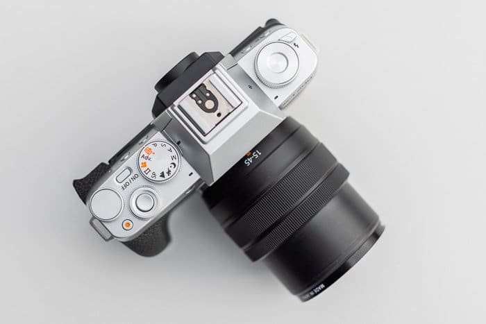 Imagen de las cámaras sin espejo Fujifilm X-T200 desde arriba