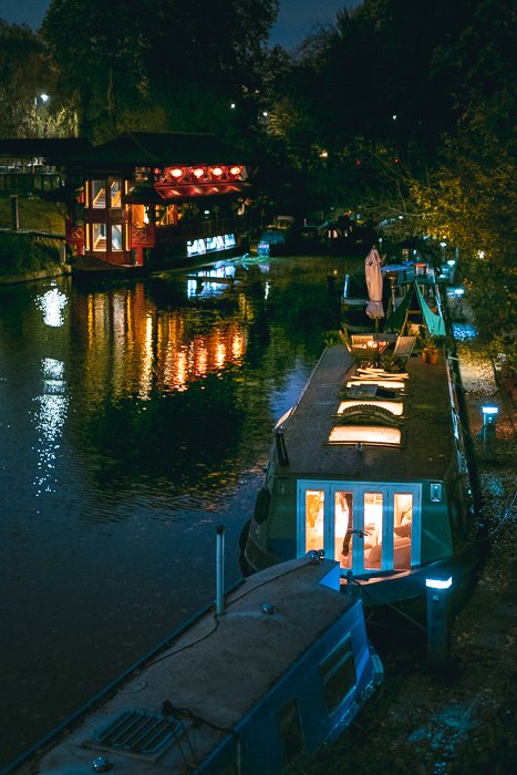 Imagen de paisaje urbano de noche tomada con la Fujifilm X-T200