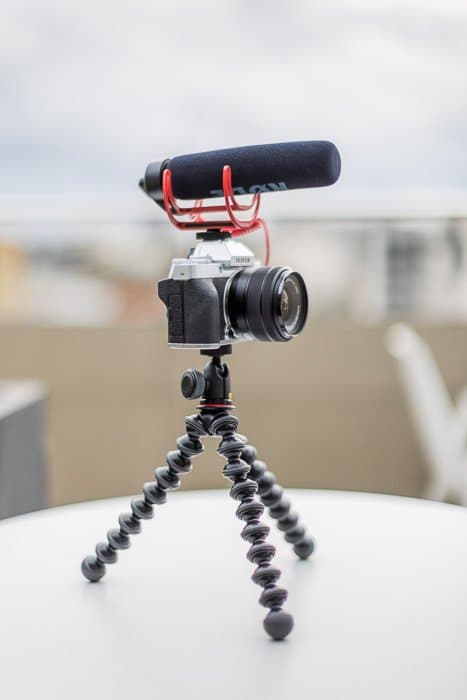 Imagen del kit vlogging Fujifilm X-T200 con trípode y micrófono