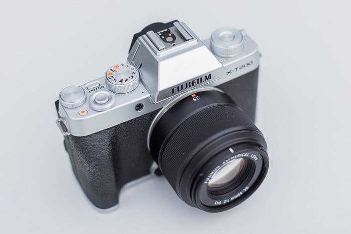 Imagen del objetivo Fujifilm XC 35 mm f/2 instalado en la Fujifilm X-T200