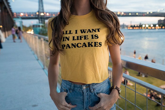 Un divertido retrato fotográfico de una chica con una camiseta que dice