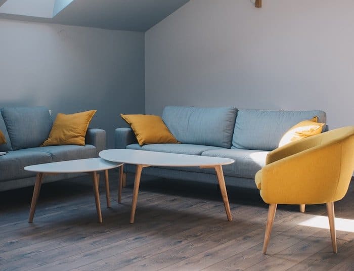 Muebles azules y amarillos en el interior 