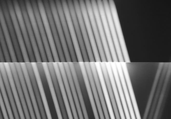 Visión abstracta de formas geométricas en blanco y negro.