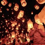 Cientos de velas flotantes flotan en el cielo oscuro - fotografía de viajes