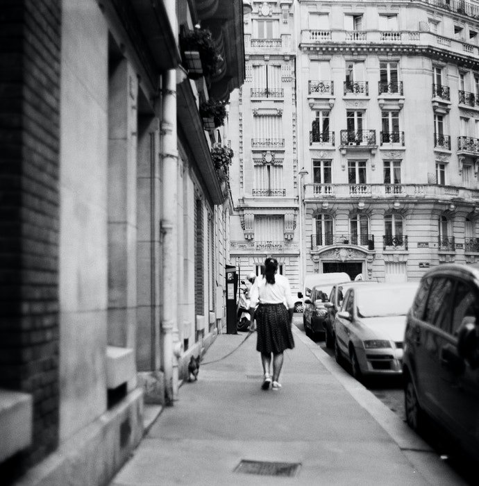 Una escena callejera urbana en blanco y negro