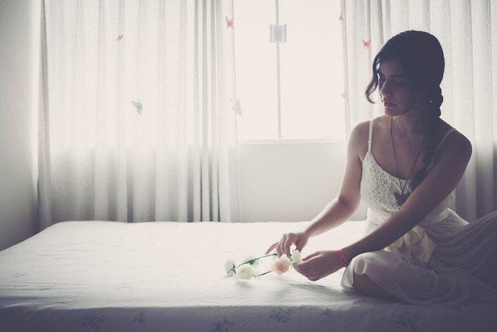 Tomas de glamour luminosas y aireadas de una modelo femenina posando en una cama