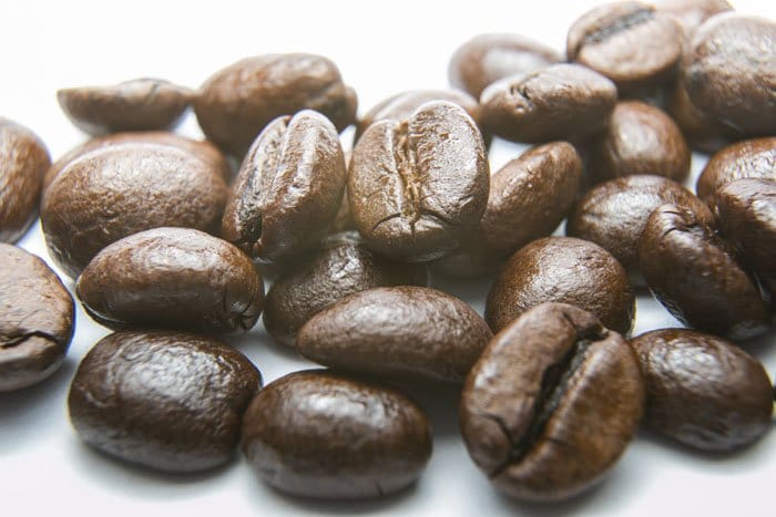 Una foto de cerca de los granos de café