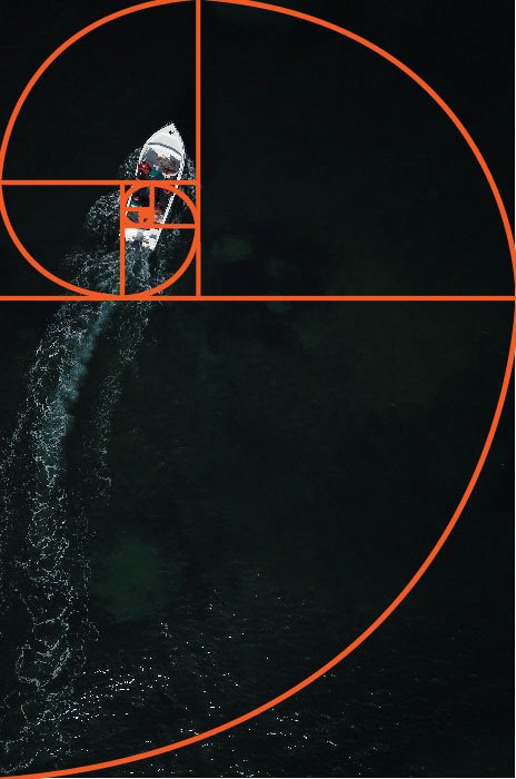 Una foto aérea de un barco en el mar con la cuadrícula de la proporción áurea superpuesta