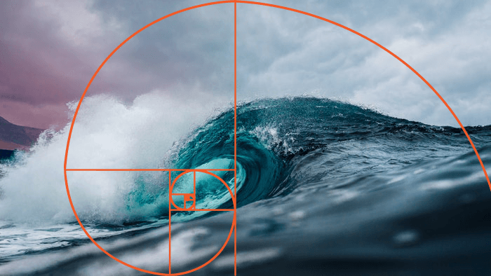 Una ola oceánica superpuesta con una cuadrícula de composición de proporción áurea