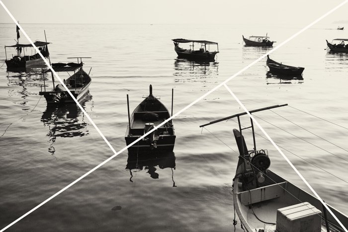 Imagen en blanco y negro de barcos en el agua con superposición de composición