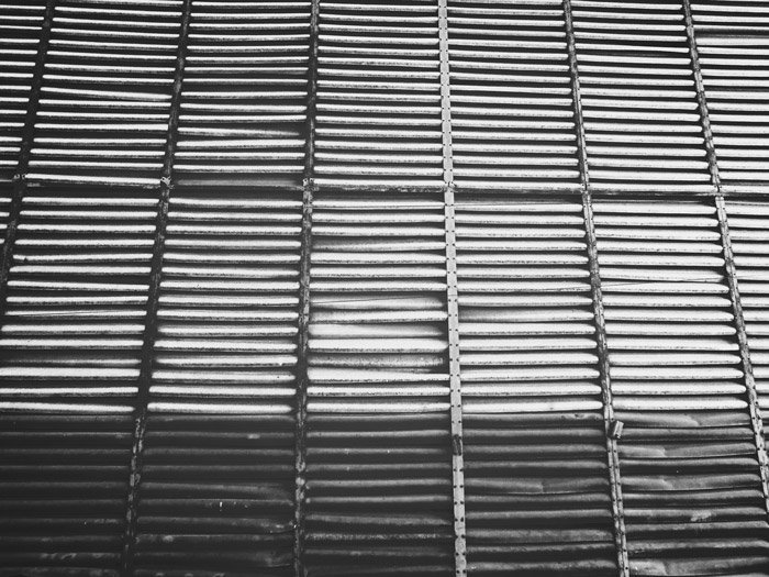 Una imagen abstracta en blanco y negro de una estructura de madera - buena fotografía abstracta