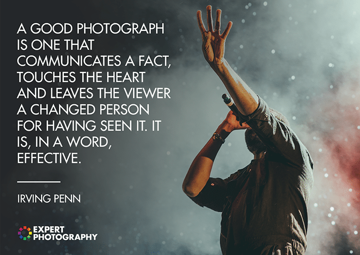 Una fotografía atmosférica de un concierto en vivo superpuesta con una cita de Irving Penn