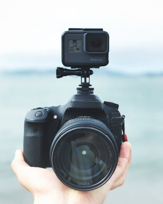 Una GoPro conectada a una cámara
