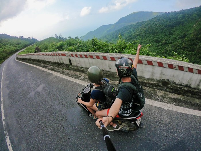 Foto de una pareja en una moto tomada con un selfie stick