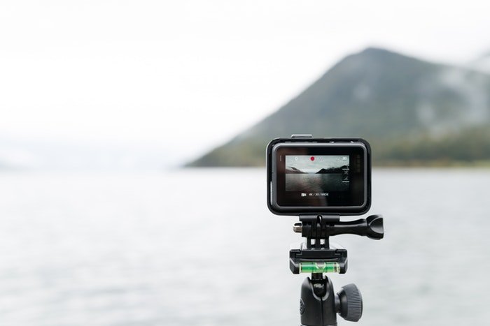 Una GoPro en un trípode frente a un lago