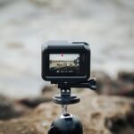 Una cámara gopro instalada en un trípode