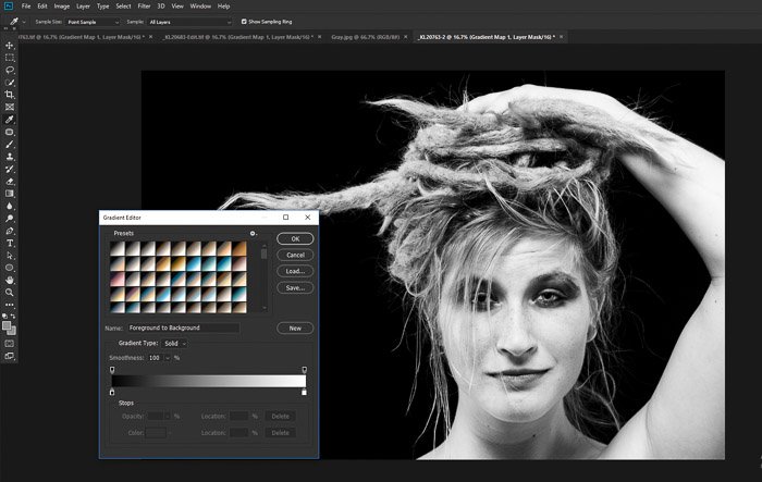 Captura de pantalla de la conversión de un retrato a blanco y negro con la herramienta de mapa de degradado de Photoshop