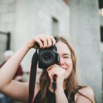 Una fotógrafa tomando fotos de graduación con una cámara canon dslr