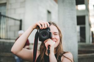 Una fotógrafa tomando fotos de graduación con una cámara canon dslr