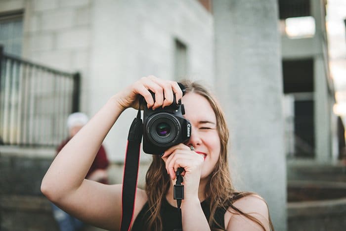 Una fotógrafa tomando fotos de graduación con una cámara canon dslr