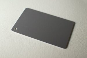 Una tarjeta gris para la fotografía.