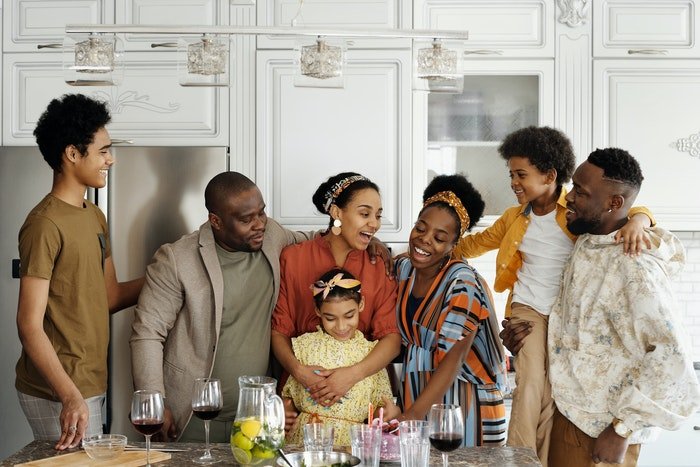 Una familia numerosa posando en una cocina.