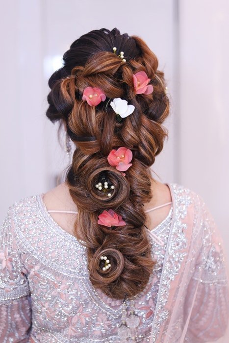 Un peinado de novia con flores y perlas.