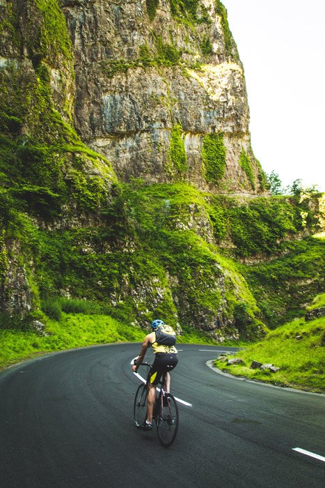 Foto de un hombre en bicicleta por las montañas