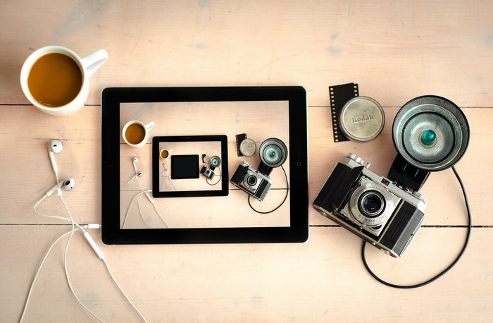 Una imagen de efecto Droste con una tableta y un equipo de cámara. 