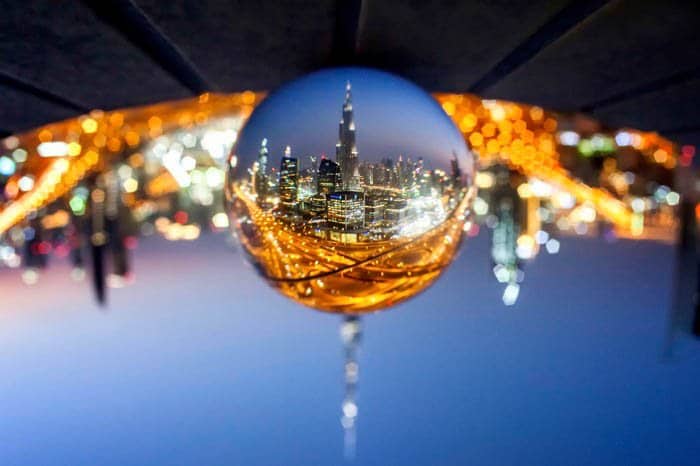 Fotografía de bola de cristal de una ciudad al revés.