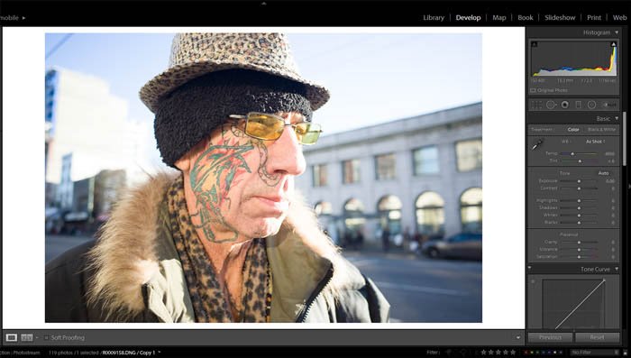 edición de fotografía callejera: foto original de un anciano con un tatuaje colorido en la cara y ropa excéntrica