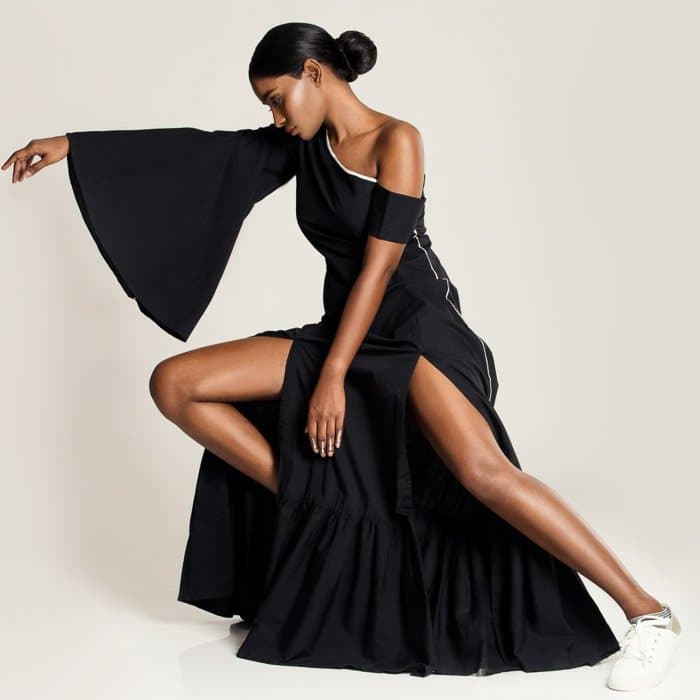 Una foto de alta moda de una modelo femenina con vestido negro - tipos de fotografía de moda