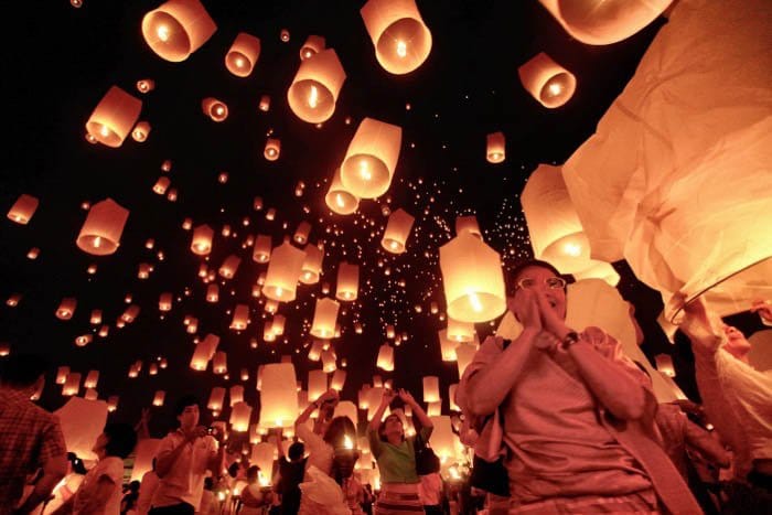 Cientos de velas flotantes flotan en el cielo oscuro - fotografía de viajes