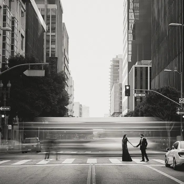 Imagen de una calle en blanco y negro del curso Fstoppers Introducción a Lightroom