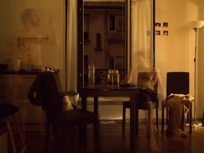 Una foto conceptual de una habitación con una imagen borrosa de un hombre
