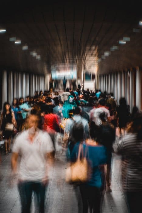 foto callejera borrosa de un grupo de personas caminando por una estación de metro - respiración enfocada