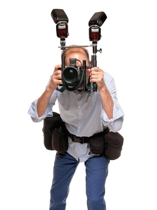 Fotógrafo usando un soporte de flash