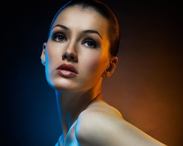Retrato de belleza de una modelo con dos luces de relleno de colores.