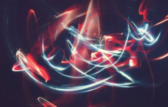 Genial fotografía abstracta con rayas de luz roja y blanca sobre fondo negro