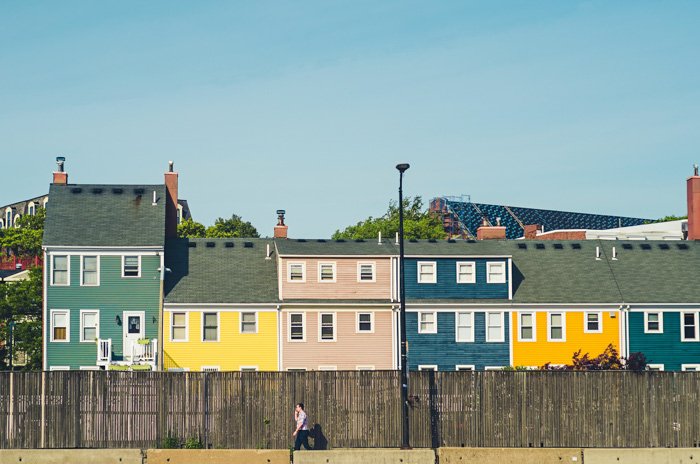 Una hilera de casas pintadas en colores complementarios.