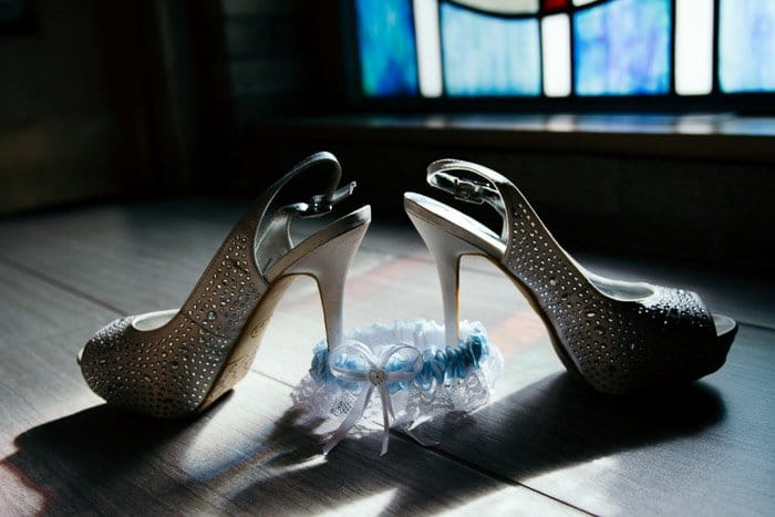 Un bodegón de zapatos brillantes tomados con fotografía de luz dura