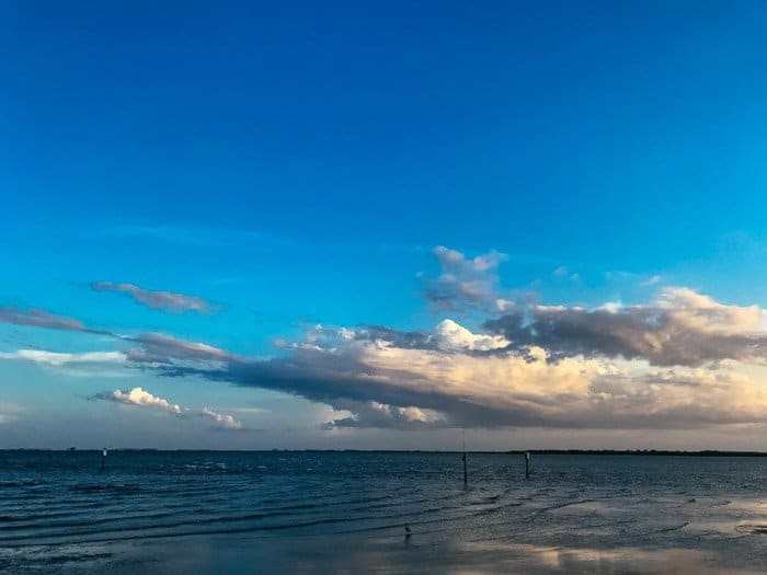 Una fotografía de iPhone HDR de una nube sobre un paisaje marino